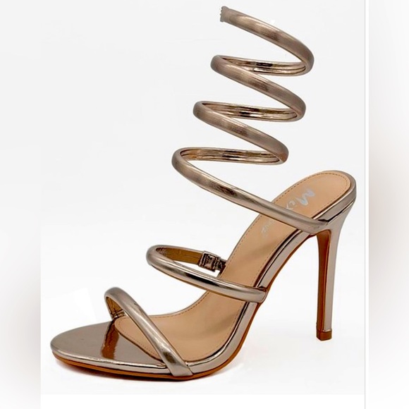 IKON! (Gold heels) - Picture 3 of 4